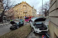Děsivá nehoda dvou aut na Smíchově: Vůz vylétl na chodník a vážně zranil chodce! Jeden z řidičů pil