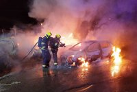 Hořící parkoviště v Praze 9: Neznámý muž rozdělal oheň úmyslně, popálil si obě ruce