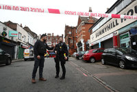 Teroristický útok v Londýně: Muž s nožem bodl několik lidí, policie ho zastřelila
