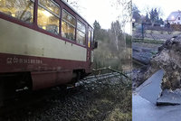 Na Plzeňsku se „ženili všichni čerti“: Vyvrácené stromy, do větví na kolejích najel vlak