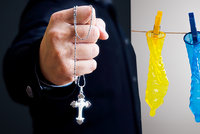 Kněze Petra přistihli při krádeži kondomů?! Z farnosti musel odejít