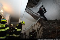 Šílená spoušť v domě na Žižkově: Zřítil se strop půdy! 14 evakuovaných