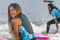 Záhadná smrt krásné surfařky: Proč tají rodina její skutečnou příčinu?
