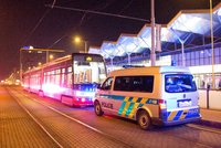 Agresor na útěku: Policisté pátrají po muži, který v tramvaji ve Vysočanech napadl nožem cestujícího