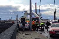 Vážná nehoda u Trojského mostu: Srazila se tři auta, dva zraněné hasiči vyprostili