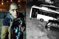 VIDEO: Vloupal se do minibusu a vynosil z něj věci cestujících i hever! Gaunera natočil bystrý řidič