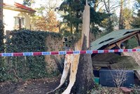 Orkán řádí v Praze: Na dvě děti (15, 14) spadl v parku strom! Z Klánovic je záchranáři vezli do nemocnice