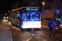 Autobus ve Kbelích srazil na přechodu chodce: Vážně zraněný skončil v nemocnici