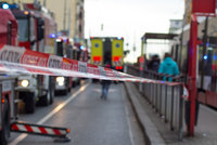 Motorkář (†44) zemřel při havárii u nádraží Libeň. Policie hledá svědky z tramvaje číslo 8