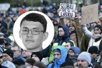 „Nedajte sa oje*ať.“ Památku vraždy Kuciaka uctily tisíce Slováků, zlobí se na vládu