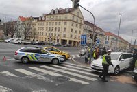 Policisté bourali v Dejvicích: Srazili se s jiným autem, když jeli zachraňovat sebevraha