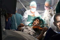 Virtuosce Dagmar (53) operovali nádor na mozku, ona při tom hrála na housle! Unikátní video obletělo svět