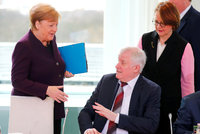 Merkelové nepodal ministr ruku. Neslušné? Kvůli koronaviru se mění etiketa pozdravů