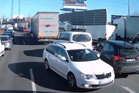 VIDEO: Řidič jel v protisměru v záchranářské uličce. Hasiči museli čekat, až zaparkuje