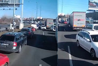 VIDEO: Šokující jízda: V protisměru záchranářskou uličkou se vydal řidič Boltu?!