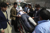 Výbuch při vzpomínkovém aktu: 27 mrtvých v Kábulu, na místě byl i přední politik