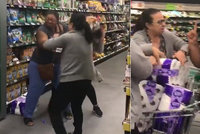 Šílenství v obchodě: Ženy se do sebe pustily kvůli toaleťáku! Roztrhnout je musela policie