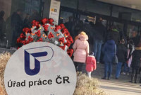 První den omezení pohybu osob v Česku: Lidé se mačkají ve frontách na „pracáku“! 2metrový odstup ignorují