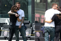 Manželská krize Beckhamových zažehnána? Intimní doteky a líbání na veřejnosti!