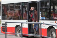 Pandemie komplikuje pražskou dopravu. 35 autobusových linek přestane jezdit po nocích