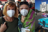 Jak se cestuje v době pandemie po světě? Roušky a peklo na letišti v Havaně
