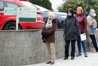 Koronavirus ONLINE: 5000 Kč pro důchodce odklepli poslanci. A 6604 hospitalizovaných v ČR