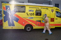 Koronavirus ONLINE: V Česku je jeden mrtvý a 1236 nakažených. Zákazy se protáhnou