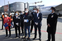 Čína v Česku skupovala respirátory a roušky, varovala prý BIS. Ovčáček: Příšerný žvást