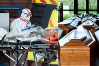 Přehled obětí pandemie v Česku: Koronaviru podlehlo  pět mužů a žena