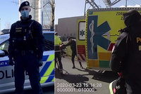 Během svačiny se najednou skácel k zemi! Policista popsal dramatickou záchranu muže (54) v Praze 9