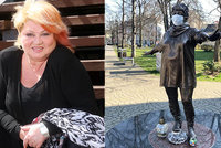 Tři roky od smrti Věry Špinarové: Kontroverzní socha se dočkala zvláštní změny!