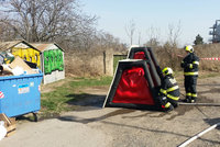 Granát mezi garážemi u Dívčích hradů: Pyrotechnikovi hasiči postavili speciální bariéru, kdyby došlo k výbuchu