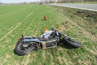 Tragická nehoda na Berounsku: Při srážce s osobákem zahynul motorkář