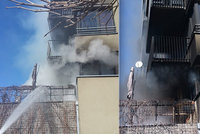 Ve Vysočanech hořela terasa: 35 lidí muselo opustit domovy, hasiče pokousala kočka