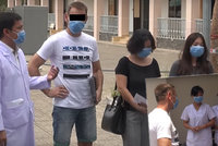 Čecha s koronavirem vyléčili ve Vietnamu: Lékařům chtěl z vděčnosti koupit ovoce