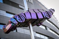 Připíchnutý Brouk se kroutí u magistrály: Kontroverzní umělec Černý vytvořil pohyblivou sochu kultovního auta