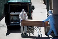 Počty obětí koronaviru nesedí: Španělsko s nimi „kouzlí“, Čína přiznala dalších 1300 mrtvých