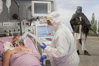 Koronavirus jako příležitost: Teroristé doufají v nové stoupence, Talibán rozdává roušky