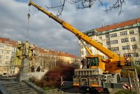 Konec maršála Koněva v Praze 6! Jeřáb kontroverzní sochu odstraňuje, skončí v Muzeu paměti 20. století