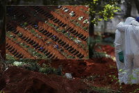 Děsivý výjev největšího hřbitova v Brazílii: Řady prázdných hrobů čekají na mrtvé