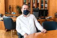 Rektor Univerzity Karlovy píše vládě podrobně: Zatáhněte záchrannou brzdu