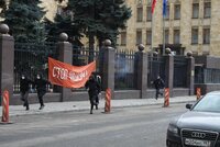 „Naše tanky budou v Praze!“ Ruští extremisté kvůli Koněvovi napadli české velvyslanectví