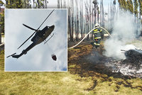 Na Jablonecku vzplálo 15 hektarů lesa: Lidé pálí, co mohou, stěžují si hasiči. Hasit pomáhá i vrtulník