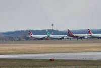 Drama na pražském letišti: Letoun vjel boeingu na přistávací dráhu! Neštěstí zabránil dispečer