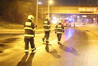 Z kamionu v Praze vyteklo asi 1000 litrů nafty: Chodovská ulice je ve směru na D1 uzavřená, zasahují hasiči