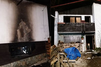 Dům na Vsetínsku zdevastoval požár: Rodina s dvěma dětmi přišla o střechu nad hlavou