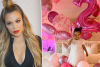Roztomilá dcerka podváděné Kardashianky oslavila druhé narozeniny. Nevěrný tatínek pozvánku nedostal