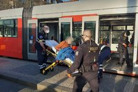 Muž nožem ohrožoval v tramvaji v Praze cestující, policista ho postřelil: Zákrok byl v pořádku, říká GIBS