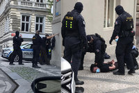 Dva gauneři okradli a zmlátili muže (44) na Vinohradech! Jeden pak demoloval auto policistům