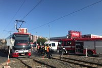 Nehoda tramvaje a dodávky omezuje provoz v Praze 9. Na místě jsou zranění